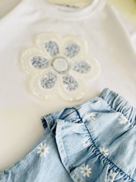 Papatya Aplikeli Boncuklu Duru Tişört