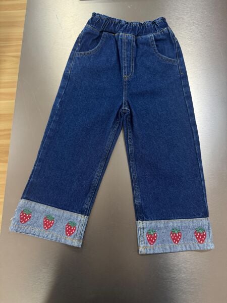 Paçaları Çilek Nakışlı Denim Pantolon - Mavi