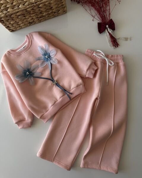 Şardonlu Çiçek Kelebek Aplikeli Bol Paça Defne Takım - Somon