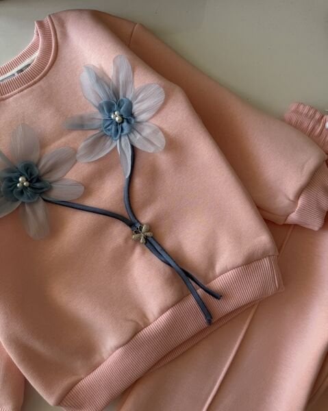 Şardonlu Çiçek Kelebek Aplikeli Bol Paça Defne Takım - Somon